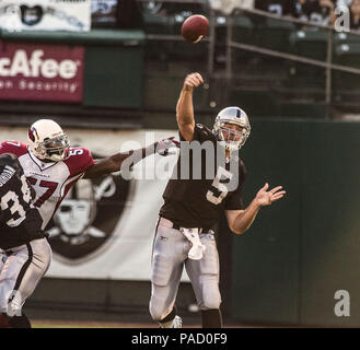 Oakland, Californie, USA. Août 26, 2005. Oakland Raiders quarterback Kerry Collins (5) le vendredi, 26 août 2005 à Oakland, Californie. Les Cardinaux défait les Raiders 17-16 dans un match pré-saison. Crédit : Al Golub/ZUMA/Alamy Fil Live News Banque D'Images