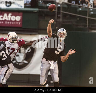 Oakland, Californie, USA. Août 26, 2005. Oakland Raiders quarterback Kerry Collins (5) le vendredi, 26 août 2005 à Oakland, Californie. Les Cardinaux défait les Raiders 17-16 dans un match pré-saison. Crédit : Al Golub/ZUMA/Alamy Fil Live News Banque D'Images