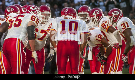 Oakland, Californie, USA. 18 Sep, 2005. Kansas City Chiefs quarterback Trent Green (10) dans le caucus le dimanche 18 septembre 2005, à Oakland, Californie. Les chefs défait les Raiders 23-17. Crédit : Al Golub/ZUMA/Alamy Fil Live News Banque D'Images