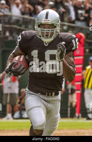 Oakland, Californie, USA. 2Nd Oct, 2005. Oakland Raiders le receveur Randy Moss (18) le dimanche 2 octobre 2005, à Oakland, Californie. Les raiders défait les cowboys 19-13. Crédit : Al Golub/ZUMA/Alamy Fil Live News Banque D'Images