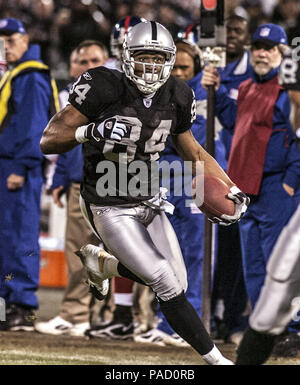 Oakland, Californie, USA. 31 Dec, 2005. Oakland Raiders le receveur Jerry Porter (84) le samedi, 31 décembre 2005, à Oakland, Californie. Les géants vaincus les Raiders 30-21. Crédit : Al Golub/ZUMA/Alamy Fil Live News Banque D'Images