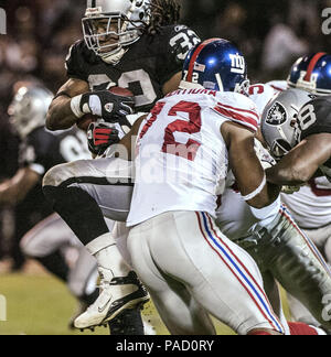 Oakland, Californie, USA. 31 Dec, 2005. Oakland Raiders full retour Zack Crockett (32) le samedi, 31 décembre 2005, à Oakland, Californie. Les géants vaincus les Raiders 30-21. Crédit : Al Golub/ZUMA/Alamy Fil Live News Banque D'Images