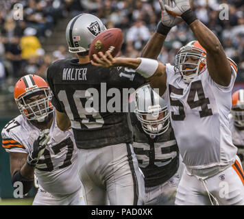 Oakland, Californie, USA. 1 octobre, 2006. Cleveland Browns défensive fin Alvin McKinley (97) et de linebacker Andra Davis (54) rush Oakland Raiders quarterback Andrew Walter (16) le dimanche, 1 octobre 2006, à Oakland, Californie. Le Browns défait les Raiders 24-21. Crédit : Al Golub/ZUMA/Alamy Fil Live News Banque D'Images