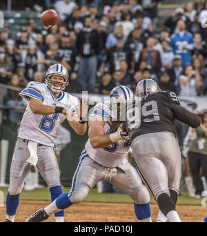 Oakland, Californie, USA. 25 août, 2006. Detroit Lions quarterback Jon Kitna (8) Vendredi, 25 août 2006, à Oakland, Californie. Les raiders battu les Lions 21-3 dans la pré-saison jeu. Crédit : Al Golub/ZUMA/Alamy Fil Live News Banque D'Images