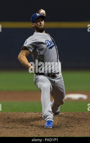 Milwaukee, WI, USA. 21 juillet, 2018. Le lanceur partant des Dodgers de Los Angeles, Clayton Kershaw # 22 offre un lancer au cours de la partie de baseball de ligue majeure entre les Milwaukee Brewers et Les Dodgers de Los Angeles au Miller Park de Milwaukee, WI. John Fisher/CSM/Alamy Live News Banque D'Images