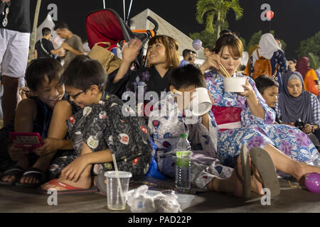 Shah Alam, Kuala Lumpur, Malaisie. 21 juillet, 2018. Vu les enfants bénéficiant du festival.Des milliers de Malaisiens, japonais et étrangers ont assisté à la 42e Festival de Kuala Lumpur Bon Odori tenue au complexe sportif national, Shah Alam. Le festival est un effort pour renforcer et promouvoir les liens culturels entre la Malaisie et le Japon. Credit : Faris Hadziq SOPA/Images/ZUMA/Alamy Fil Live News Banque D'Images