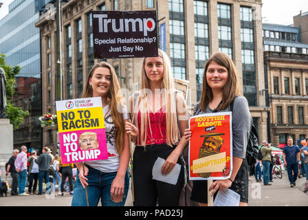 Glasgow, Renfrewshire, UK. Le 13 juillet, 2018. Un groupe de manifestants femelle vu posing holding leurs affiches.protester à Glasgow contre la visite de Donald Trump à l'Ecosse et l'Angleterre qui a donné lieu à une confrontation entre le SDL et anti-manifestants Trump. Crédit : Stewart Kirby/SOPA Images/ZUMA/Alamy Fil Live News Banque D'Images