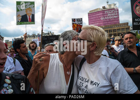 Glasgow, Renfrewshire, UK. Le 13 juillet, 2018. Deux manifestants saluent lors d'une confrontation entre manifestants et Anti-Trump membres de la SDL.protester à Glasgow contre la visite de Donald Trump à l'Ecosse et l'Angleterre qui a donné lieu à une confrontation entre le SDL et anti-manifestants Trump. Crédit : Stewart Kirby/SOPA Images/ZUMA/Alamy Fil Live News Banque D'Images