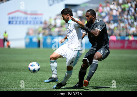 Seattle, Washington, USA. 21 juillet, 2018. Les Whitecaps DONIEL HENRY (2) défend contre les Sounders CRISTIAN ROLDAN (7) comme les visites de Vancouver Seattle pour un match de MLS Siècle Lien Field à Seattle, WA. Seattle a remporté le match 2-0. Crédit : Jeff Halstead/ZUMA/Alamy Fil Live News Banque D'Images
