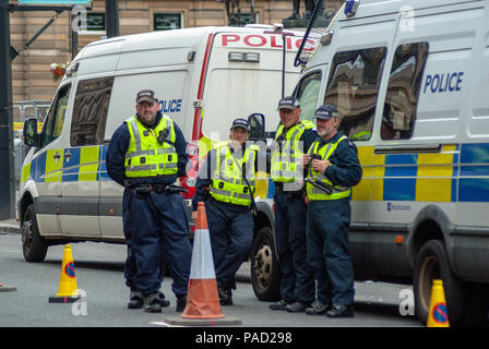 Glasgow, Renfrewshire, UK. 21 juillet, 2018. Membres de la police de l'Écosse sont vus montent la garde près de la cars pendant la manifestation.affrontements durant la manifestation entre les membres de l'ultra-droite écossais groupe Defense League (SDL) et les membres de divers groupes anti-fascisme, y compris Antifa, Ecosse sauvés de la police en dehors de l'affrontement. Crédit : Stewart Kirby/SOPA Images/ZUMA/Alamy Fil Live News Banque D'Images