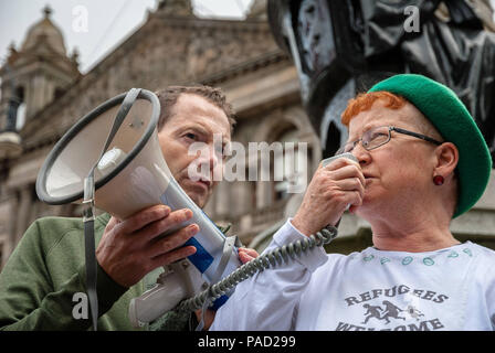 Glasgow, Renfrewshire, UK. 21 juillet, 2018. Une femme âgée a vus en train de parler aux gens sur un méga-phone pendant la manifestation.affrontements durant la manifestation entre les membres de l'ultra-droite écossais groupe Defense League (SDL) et les membres de divers groupes anti-fascisme, y compris Antifa, Ecosse sauvés de la police en dehors de l'affrontement. Crédit : Stewart Kirby/SOPA Images/ZUMA/Alamy Fil Live News Banque D'Images