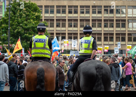 Glasgow, Renfrewshire, UK. 21 juillet, 2018. Membres de la police de l'Écosse sont vus à dos de cheval en patrouille pendant la manifestation.affrontements durant la manifestation entre les membres de l'ultra-droite écossais groupe Defense League (SDL) et les membres de divers groupes anti-fascisme, y compris Antifa, Ecosse sauvés de la police en dehors de l'affrontement. Crédit : Stewart Kirby/SOPA Images/ZUMA/Alamy Fil Live News Banque D'Images