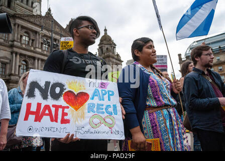 Glasgow, Renfrewshire, UK. 21 juillet, 2018. Vu les manifestants qui pose pour les médias locaux pendant la manifestation.affrontements durant la manifestation entre les membres de l'ultra-droite écossais groupe Defense League (SDL) et les membres de divers groupes anti-fascisme, y compris Antifa, Ecosse sauvés de la police en dehors de l'affrontement. Crédit : Stewart Kirby/SOPA Images/ZUMA/Alamy Fil Live News Banque D'Images