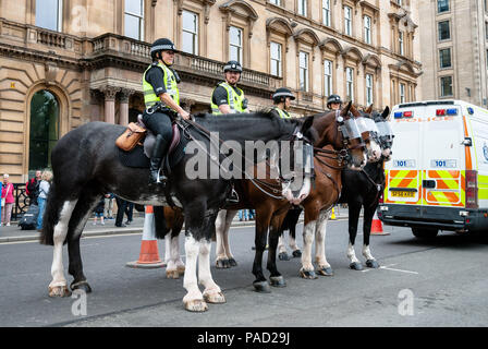 Glasgow, Renfrewshire, UK. 21 juillet, 2018. Membres de la police de l'Écosse sont vus à dos de cheval en patrouille pendant la manifestation.affrontements durant la manifestation entre les membres de l'ultra-droite écossais groupe Defense League (SDL) et les membres de divers groupes anti-fascisme, y compris Antifa, Ecosse sauvés de la police en dehors de l'affrontement. Crédit : Stewart Kirby/SOPA Images/ZUMA/Alamy Fil Live News Banque D'Images