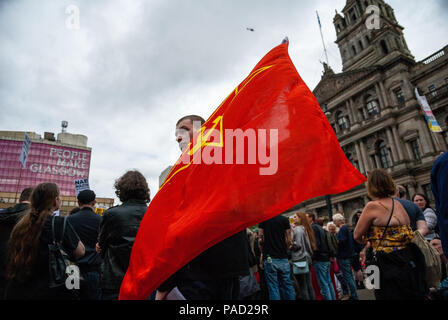 Glasgow, Renfrewshire, UK. 21 juillet, 2018. Vu un homme tenant un drapeau communiste pendant la manifestation.affrontements durant la manifestation entre les membres de l'ultra-droite écossais groupe Defense League (SDL) et les membres de divers groupes anti-fascisme, y compris Antifa, Ecosse sauvés de la police en dehors de l'affrontement. Crédit : Stewart Kirby/SOPA Images/ZUMA/Alamy Fil Live News Banque D'Images