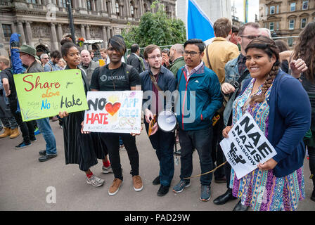 Glasgow, Renfrewshire, UK. 21 juillet, 2018. Vu les manifestants qui pose pour les médias locaux tout en maintenant des affiches pendant la manifestation.affrontements durant la manifestation entre les membres de l'ultra-droite écossais groupe Defense League (SDL) et les membres de divers groupes anti-fascisme, y compris Antifa, Ecosse sauvés de la police en dehors de l'affrontement. Crédit : Stewart Kirby/SOPA Images/ZUMA/Alamy Fil Live News Banque D'Images