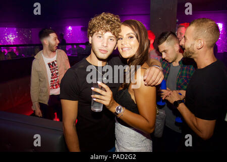 Watford, Royaume-Uni. 21 juillet, 2018. Love Island star Eyal Booker bénéficie d'une soirée entre amis qu'il parties dans la section VIP à Hydeout 2.0 de nuit à Watford, Royaume-Uni. Il n'était pas loin de l'attention féminine avec hoardes des filles jusqu'à la queue de chat et faire une photo avec lui - ainsi que le flirt. Une fille en particulier qui a paressé avec Eyal et ses amis était un dead ringer du graphique topper Rihanna. Les garçons ont acheté plusieurs bouteilles de spiritueux boissons partage autour comme ils avaient fait la fête. Eyal a dit qu'il veut garder sa fête au minimum car il y a d'autres choses qu'il voudrait se concentrer sur depuis son amour Isl Banque D'Images