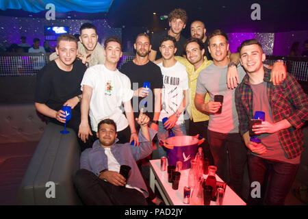 Watford, Royaume-Uni. 21 juillet, 2018. Love Island star Eyal Booker bénéficie d'une soirée entre amis qu'il parties dans la section VIP à Hydeout 2.0 de nuit à Watford, Royaume-Uni. Il n'était pas loin de l'attention féminine avec hoardes des filles jusqu'à la queue de chat et faire une photo avec lui - ainsi que le flirt. Une fille en particulier qui a paressé avec Eyal et ses amis était un dead ringer du graphique topper Rihanna. Les garçons ont acheté plusieurs bouteilles de spiritueux boissons partage autour comme ils avaient fait la fête. Eyal a dit qu'il veut garder sa fête au minimum car il y a d'autres choses qu'il voudrait se concentrer sur depuis son amour Isl Banque D'Images