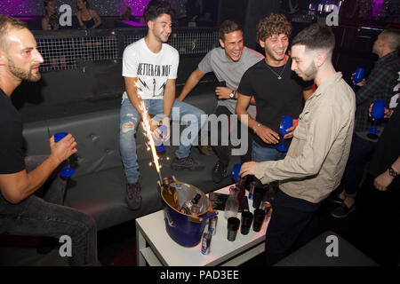 Watford, Royaume-Uni. 21 juillet, 2018. Love Island star Eyal Booker bénéficie d'une soirée entre amis qu'il parties dans la section VIP à Hydeout 2.0 de nuit à Watford, Royaume-Uni. Il n'était pas loin de l'attention féminine avec hoardes des filles jusqu'à la queue de chat et faire une photo avec lui - ainsi que le flirt. Une fille en particulier qui a paressé avec Eyal et ses amis était un dead ringer du graphique topper Rihanna. Les garçons ont acheté plusieurs bouteilles de spiritueux boissons partage autour comme ils avaient fait la fête. Eyal a dit qu'il veut garder sa fête au minimum car il y a d'autres choses qu'il voudrait se concentrer sur depuis son amour Isl Banque D'Images