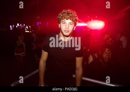 Watford, Royaume-Uni. 21 juillet, 2018. Love Island star Eyal Booker bénéficie d'une soirée entre amis qu'il parties dans la section VIP à Hydeout 2.0 de nuit à Watford, Royaume-Uni. Il n'était pas loin de l'attention féminine avec hoardes des filles jusqu'à la queue de chat et faire une photo avec lui - ainsi que le flirt. Une fille en particulier qui a paressé avec Eyal et ses amis était un dead ringer du graphique topper Rihanna. Les garçons ont acheté plusieurs bouteilles de spiritueux boissons partage autour comme ils avaient fait la fête. Eyal a dit qu'il veut garder sa fête au minimum car il y a d'autres choses qu'il voudrait se concentrer sur depuis son amour Isl Banque D'Images