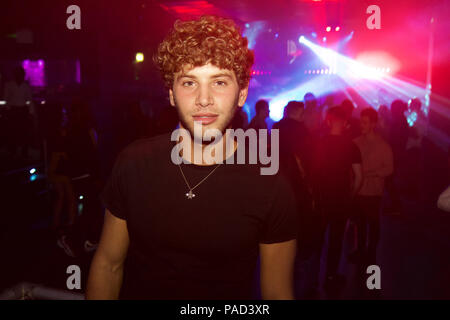 Watford, Royaume-Uni. 21 juillet, 2018. Love Island star Eyal Booker bénéficie d'une soirée entre amis qu'il parties dans la section VIP à Hydeout 2.0 de nuit à Watford, Royaume-Uni. Il n'était pas loin de l'attention féminine avec hoardes des filles jusqu'à la queue de chat et faire une photo avec lui - ainsi que le flirt. Une fille en particulier qui a paressé avec Eyal et ses amis était un dead ringer du graphique topper Rihanna. Les garçons ont acheté plusieurs bouteilles de spiritueux boissons partage autour comme ils avaient fait la fête. Eyal a dit qu'il veut garder sa fête au minimum car il y a d'autres choses qu'il voudrait se concentrer sur depuis son amour Isl Banque D'Images