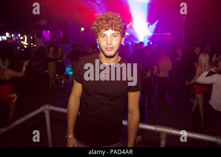 Watford, Royaume-Uni. 21 juillet, 2018. Love Island star Eyal Booker bénéficie d'une soirée entre amis qu'il parties dans la section VIP à Hydeout 2.0 de nuit à Watford, Royaume-Uni. Il n'était pas loin de l'attention féminine avec hoardes des filles jusqu'à la queue de chat et faire une photo avec lui - ainsi que le flirt. Une fille en particulier qui a paressé avec Eyal et ses amis était un dead ringer du graphique topper Rihanna. Les garçons ont acheté plusieurs bouteilles de spiritueux boissons partage autour comme ils avaient fait la fête. Eyal a dit qu'il veut garder sa fête au minimum car il y a d'autres choses qu'il voudrait se concentrer sur depuis son amour Isl Banque D'Images