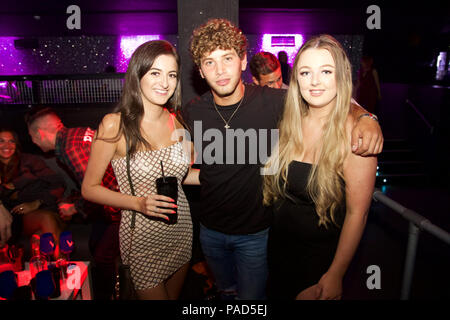 Watford, Royaume-Uni. 21 juillet, 2018. Love Island star Eyal Booker bénéficie d'une soirée entre amis qu'il parties dans la section VIP à Hydeout 2.0 de nuit à Watford, Royaume-Uni. Il n'était pas loin de l'attention féminine avec hoardes des filles jusqu'à la queue de chat et faire une photo avec lui - ainsi que le flirt. Une fille en particulier qui a paressé avec Eyal et ses amis était un dead ringer du graphique topper Rihanna. Les garçons ont acheté plusieurs bouteilles de spiritueux boissons partage autour comme ils avaient fait la fête. Eyal a dit qu'il veut garder sa fête au minimum car il y a d'autres choses qu'il voudrait se concentrer sur depuis son amour Isl Banque D'Images