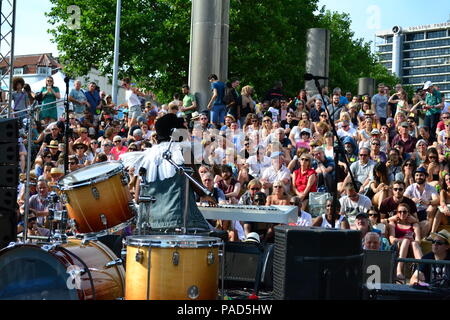 La foule regarde sur comme Bashema effectue sur la Cascade comme suit, dans le cadre du Festival 2018 Le port de Bristol Banque D'Images