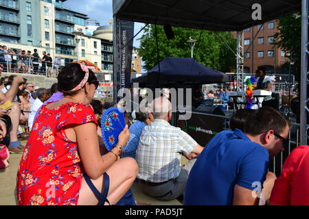 Le refroidissement tout en Bashema effectue sur la Cascade comme suit, dans le cadre du Festival 2018 Le port de Bristol Banque D'Images