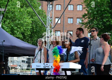 Bashema effectue avec community choir sur la Cascade comme suit, dans le cadre du Festival 2018 Le port de Bristol Banque D'Images