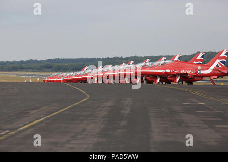 Farnborough, Royaume-Uni. 22 juillet 2018.sur c'est dernier jour Farnborough International Airshow 2018 attire plus d'énormes foules malgré le temps chaud comme divers plans, anciens et nouveaux prendre le ciel y compris le très populaire des flèches rouges et Battle of Britain Memorial Flight.Credit : Keith Larby/Alamy Live News Banque D'Images