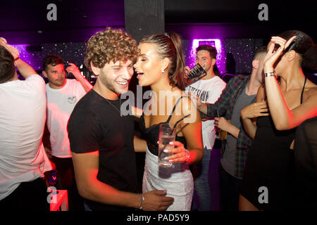 Watford, Royaume-Uni. 21 juillet, 2018. Love Island star Eyal Booker bénéficie d'une soirée entre amis qu'il parties dans la section VIP à Hydeout 2.0 de nuit à Watford, Royaume-Uni. Il n'était pas loin de l'attention féminine avec hoardes des filles jusqu'à la queue de chat et faire une photo avec lui - ainsi que le flirt. Une fille en particulier qui a paressé avec Eyal et ses amis était un dead ringer du graphique topper Rihanna. Les garçons ont acheté plusieurs bouteilles de spiritueux boissons partage autour comme ils avaient fait la fête. Eyal a dit qu'il veut garder sa fête au minimum car il y a d'autres choses qu'il voudrait se concentrer sur depuis son amour Isl Banque D'Images