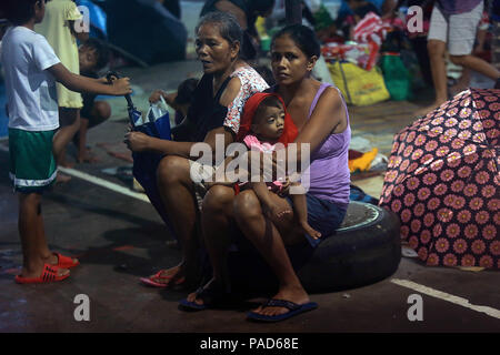 Quezon City, Philippines. 22 juillet, 2018. Les résidents reste à un centre d'évacuation à Quezon City, Philippines, le 22 juillet 2018. Au moins cinq personnes sont mortes et plus de 700 000 jours ont été affectés par de fortes pluies, qui ont fouetté aux Philippines depuis la semaine dernière, les autorités ont déclaré le dimanche. Credit : Rouelle Umali/Xinhua/Alamy Live News Banque D'Images