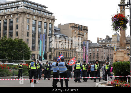 Glasgow, Royaume-Uni. 21 juillet, 2018. Une poignée de militants de la Ligue de Défense écossais à l'intérieur d'un cordon de police, George Square, Glasgow 21/07/2018 Credit : Demelza Kingston/Alamy Live News Banque D'Images