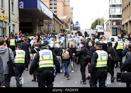 Glasgow, Royaume-Uni. 21 juillet, 2018. Ligue de Défense écossais participants rallye retour à Queens Street Station, sous escorte policière, Glasgow 21/07/2018 Credit : Demelza Kingston/Alamy Live News Banque D'Images