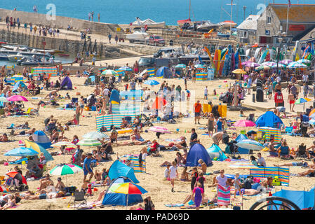 Lyme Regis, dans le Dorset, UK. 22 juillet 2018. Météo France : brulante du soleil et ciel bleu à Lyme Regis. Des foules de vacanciers et sunseekers affluent vers la plage de la station balnéaire de Lyme Regis sur le premier week-end des vacances scolaires. Credit : Celia McMahon/Alamy Live News Banque D'Images