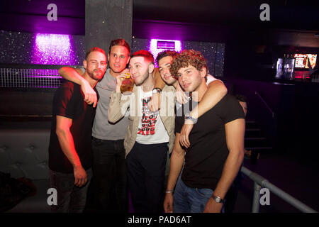 Watford, Royaume-Uni. 21 juillet, 2018. Love Island star Eyal Booker bénéficie d'une soirée entre amis qu'il parties dans la section VIP à Hydeout 2.0 de nuit à Watford, Royaume-Uni. Il n'était pas loin de l'attention féminine avec hoardes des filles jusqu'à la queue de chat et faire une photo avec lui - ainsi que le flirt. Une fille en particulier qui a paressé avec Eyal et ses amis était un dead ringer du graphique topper Rihanna. Les garçons ont acheté plusieurs bouteilles de spiritueux boissons partage autour comme ils avaient fait la fête. Eyal a dit qu'il veut garder sa fête au minimum car il y a d'autres choses qu'il voudrait se concentrer sur depuis son amour Isl Banque D'Images