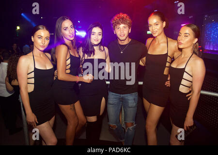 Watford, Royaume-Uni. 21 juillet, 2018. Love Island star Eyal Booker bénéficie d'une soirée entre amis qu'il parties dans la section VIP à Hydeout 2.0 de nuit à Watford, Royaume-Uni. Il n'était pas loin de l'attention féminine avec hoardes des filles jusqu'à la queue de chat et faire une photo avec lui - ainsi que le flirt. Une fille en particulier qui a paressé avec Eyal et ses amis était un dead ringer du graphique topper Rihanna. Les garçons ont acheté plusieurs bouteilles de spiritueux boissons partage autour comme ils avaient fait la fête. Eyal a dit qu'il veut garder sa fête au minimum car il y a d'autres choses qu'il voudrait se concentrer sur depuis son amour Isl Banque D'Images