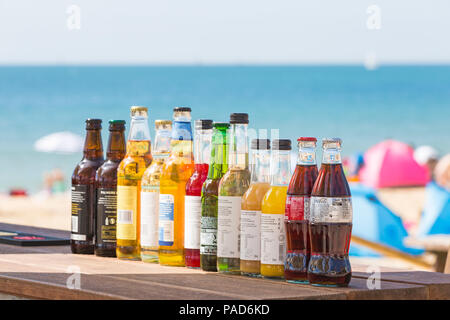 Bournemouth, Dorset, UK. 22 juillet 2018. UK : météo chaude et ensoleillée à Bournemouth plages, comme chef de la mer sunseekers pour prendre le soleil. Bouteilles de boissons sur un bar au bord de la mer. Credit : Carolyn Jenkins/Alamy Live News Banque D'Images