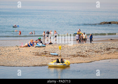 Clarach Bay, Pays de Galles, Royaume-Uni, Dimanche 22 Juillet 2018 Royaume-Uni Météo : les personnes bénéficiant eux-mêmes sur la plage à Clarach Bay près de Aberystwyth, sur un dimanche après-midi ensoleillé dans l'ouest du pays de Galles. Le Royaume-Uni continue, sans vague répit des temps très sec et les températures devraient dépasser les 30°C, avant la fin de la semaine crédit photo : Keith Morris / Alamy Live News Banque D'Images