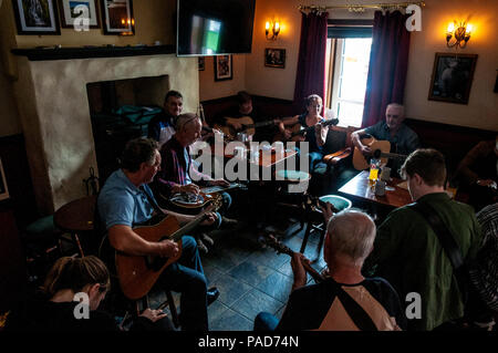 Ardara, comté de Donegal, Irlande. Le 21 juillet 2018. Un buzz musical dans la ruche Bar que les musiciens jouent dans le 11e Festival de musique Bluegrass annuel tenu dans ce village côtier du nord-ouest. La musique bluegrass a des liens avec la musique traditionnelle prises pour USA en émigrant écossais et irlandais au 19e siècle. Crédit : Richard Wayman/Alamy Live News Banque D'Images