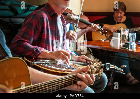 Ardara, comté de Donegal, Irlande. Le 21 juillet 2018. Un buzz musical dans la ruche Bar que les musiciens jouent dans le 11e Festival de musique Bluegrass annuel tenu dans ce village côtier du nord-ouest. La musique bluegrass a des liens avec la musique traditionnelle prises pour USA en émigrant écossais et irlandais au 19e siècle. Crédit : Richard Wayman/Alamy Live News Banque D'Images
