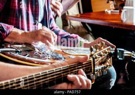 Ardara, comté de Donegal, Irlande. Le 21 juillet 2018. Un buzz musical dans la ruche Bar que les musiciens jouent dans le 11e Festival de musique Bluegrass annuel tenu dans ce village côtier du nord-ouest. La musique bluegrass a des liens avec la musique traditionnelle prises pour USA en émigrant écossais et irlandais au 19e siècle. Crédit : Richard Wayman/Alamy Live News Banque D'Images