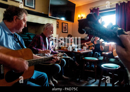 Ardara, comté de Donegal, Irlande. Le 21 juillet 2018. Un buzz musical dans la ruche Bar que les musiciens jouent dans le 11e Festival de musique Bluegrass annuel tenu dans ce village côtier du nord-ouest. La musique bluegrass a des liens avec la musique traditionnelle prises pour USA en émigrant écossais et irlandais au 19e siècle. Crédit : Richard Wayman/Alamy Live News Banque D'Images