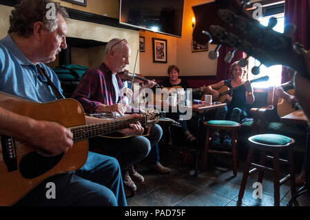 Ardara, comté de Donegal, Irlande. Le 21 juillet 2018. Un buzz musical dans la ruche Bar que les musiciens jouent dans le 11e Festival de musique Bluegrass annuel tenu dans ce village côtier du nord-ouest. La musique bluegrass a des liens avec la musique traditionnelle prises pour USA en émigrant écossais et irlandais au 19e siècle. Crédit : Richard Wayman/Alamy Live News Banque D'Images