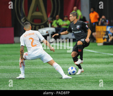 Atlanta, GA, USA. 21 juillet, 2018. DC United terrain, Joseph Mora (29), s'efforce d'obtenir la balle sous contrôle en tant que défenseur d'Atlanta, Franco Escobar (2) est un obstacle à ce que, au cours de la MLS à Mercedes-Benz jeu Stadium à Atlanta, GA. Atlanta défait DC United, 3 -1. Kevin Langley/CSM/Alamy Live News Banque D'Images
