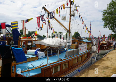 Henley, UK. 22 juillet, 2018. Les visiteurs bénéficient d'une journée ensoleillée à l'Assemblée bateau traditionnel rassemblement à Henley-on-Thames, Oxfordshire, UK. Bateaux classiques, dont certaines remontent à avant la guerre, pourrait être vu dans toute leur splendeur sur la Tamise. Credit : Uwe Deffner/Alamy Live News Banque D'Images