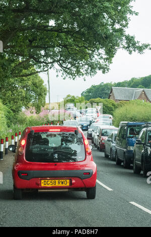 Killearn, Stirling, Scotland, UK - 22 juillet 2018 : l'Outlander effet continue de créer des problèmes sur les routes locales autour de l'Finnich Glen beauté locale place à l'extérieur l'Stirlingshire village de Killearn. Les quelques petits laybys sont incapables de faire face à l'accroissement considérable du nombre des visiteurs et bornes d'érigée il y a seulement quelques jours pour éviter les double parking n'arrivent pas à dissuader certains automobilistes. À l'inquiétude des résidents locaux les routes sont désormais régulièrement plein de voitures réduit la visibilité et des groupes de personnes, y compris les chiens et les jeunes enfants sont à marcher le long de la célèbre route A809 pour avoir accès Banque D'Images