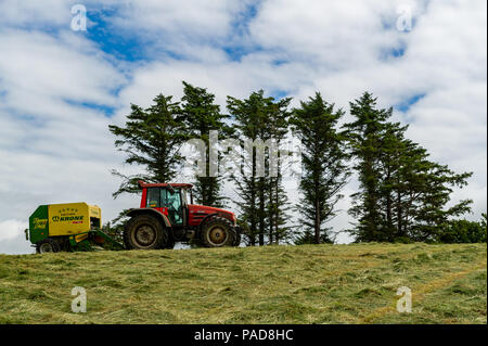 Ballydehob, West Cork, Irlande. 22 juillet, 2018. Fermiers de Durrus Michael Pat Ward recueille pour ensilage d'herbe boites sur une autre journée très chaude en Irlande. Le temps sera variable au cours des prochains jours avec pluie prévue pour toute la semaine. Les températures vont tomber à l'adolescence haute/basse entre 20 Celsius. Credit : Andy Gibson/Alamy Live News. Banque D'Images