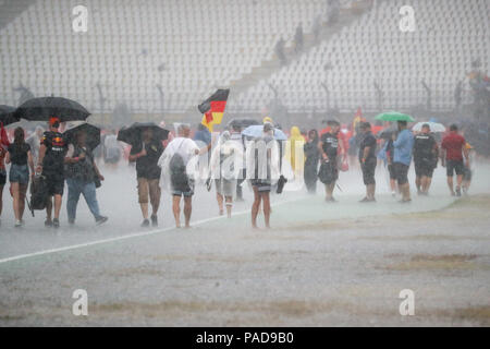 Hockenheim, Allemagne. 22 juillet, 2018. Sport Automobile : Formel-One-Championnats, Grand Prix d'Allemagne. Promenade à travers l'hippodrome des fans après la cérémonie de remise des prix au cours d'une tempête. Crédit : Jan Woitas/dpa-Zentralbild/dpa/Alamy Live News Banque D'Images